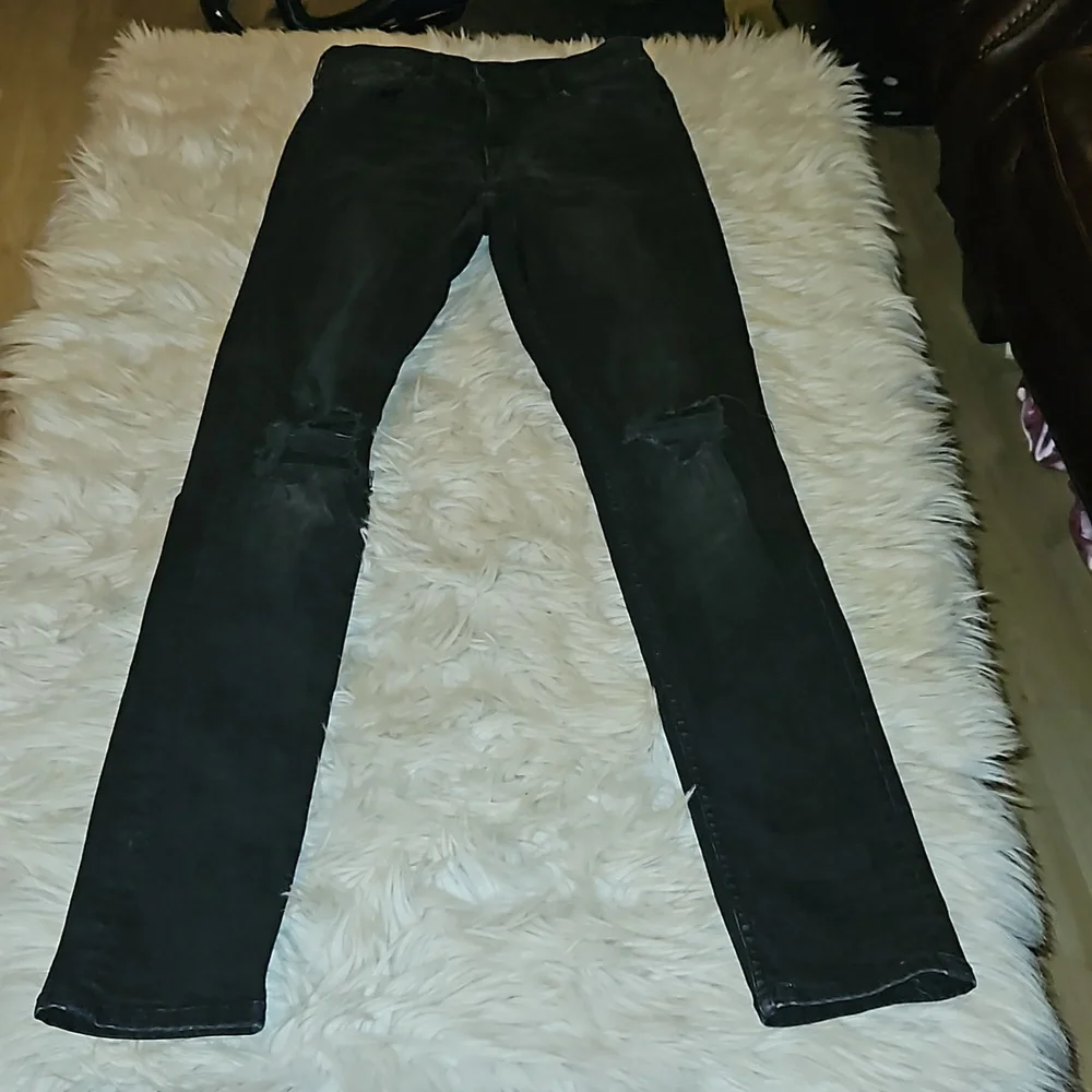 ~~H&M High-Waisted Skinny Jeans – Black Ripped Denim, Size 29/32~~